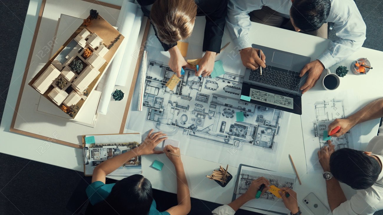 229512136-vista-aérea-superior-del-gerente-de-proyecto-o-ingeniero-civil-escribiendo-en-el-plano-y